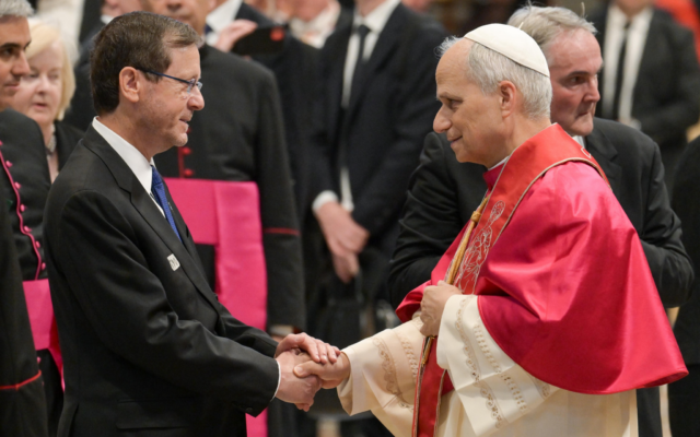 Radio jai:Herzog se detendrá en París para una breve reunión sobre los rehenes en el camino de regreso del Vaticano