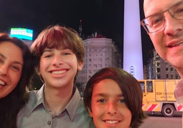 Radio Jai: Crimen en Villa Crespo: Bernardo Adrián Seltzer (53), Laura Fernanda Leguizamón (50), y sus hijos Ian (15) e Ivo (12)