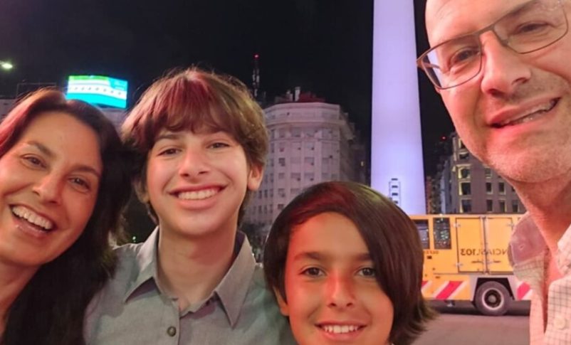 Radio Jai: Crimen en Villa Crespo: Bernardo Adrián Seltzer (53), Laura Fernanda Leguizamón (50), y sus hijos Ian (15) e Ivo (12)