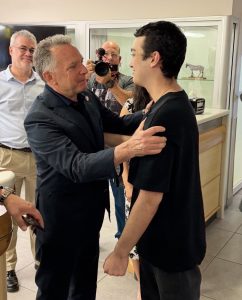 Radio Jai: Witkoff le regala a Edan Alexander el collar de la Estrella de David de su difunto hijo