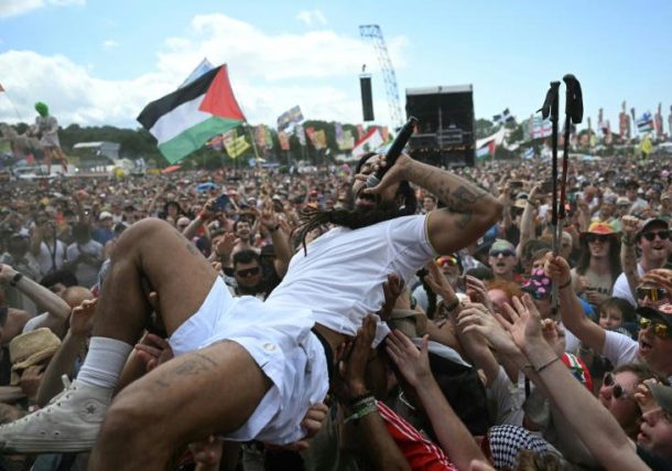 Radio Jai-El gobierno británico condena declaraciones de dúo de rap contra Israel durante un festival