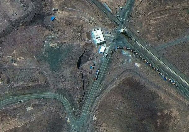 Radio Jai: camiones de carga ingresando a túneles en la instalación nuclear iraní de Fordow