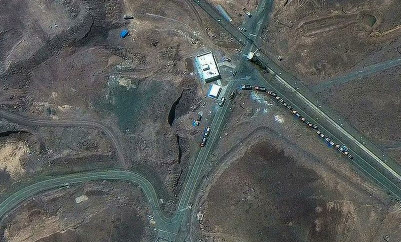 Radio Jai: camiones de carga ingresando a túneles en la instalación nuclear iraní de Fordow