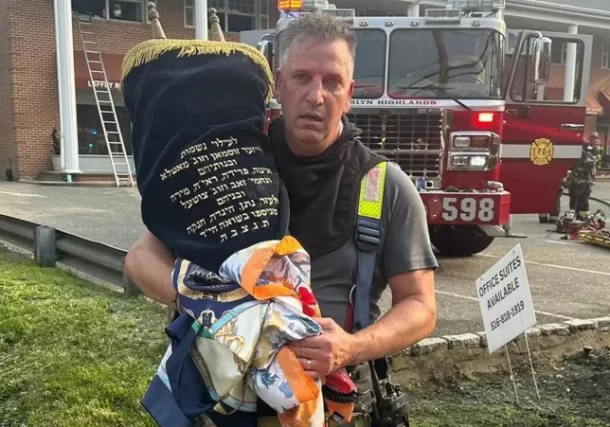 Radio Jai: "Un milagro": un bombero judío rescata un pergamino de la torá de la sinagoga en llamas de Nueva York