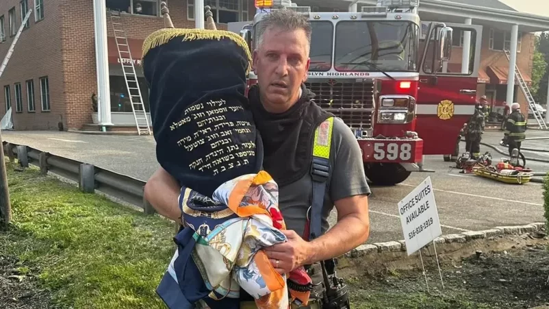 Radio Jai: "Un milagro": un bombero judío rescata un pergamino de la torá de la sinagoga en llamas de Nueva York