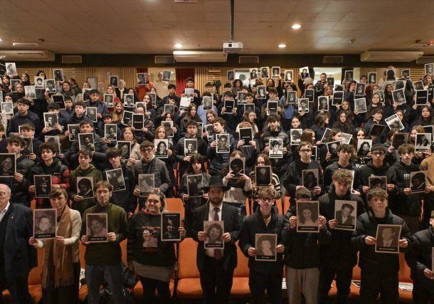 Radio Jai-La clase abierta por el 31° Aniversario del Atentado a la AMIA reunió este año a más de 700 jóvenes de catorce escuelas secundarias de la ciudad de Buenos Aires y el área metropolitana. La actividad, organizada por el Vaad Hajinuj y que este año celebró su 18va edición, reunió a cientos de jóvenes de segundos años para una clase abierta en recordación de las víctimas del atentado terrorista perpetrado el 18 de julio de 1994. En su mensaje a los jóvenes Mario Sobol, secretario general de AMIA, rememoró la actividad de la institución previa al atentado y transmitió su misión en la continuidad de la memoria colectiva: “La AMIA era un edificio que generaba vida. Abría sus puertas todos los días para ayudar, acompañar, enseñar y compartir. Por eso fue elegido como blanco del terrorismo”, expresó. “Pero el odio no logró su objetivo. AMIA no desapareció. A pocas horas de la explosión, empezaron a organizarse las primeras respuestas. La comunidad se puso de pie. Se acompañó a las familias, se reconstruyó lo perdido, se reactivaron los programas sociales y educativos. Se transformó el dolor en acción. Y esa energía de reconstrucción es la que sigue viva hasta hoy”, enfatizó. “Necesitamos que ustedes se conviertan en portadores de esta memoria y de este mensaje. Hablando, preguntando, compartiendo, escuchando a quienes tienen algo para contar”, señaló Mario Sobol a los cientos de alumnos que llenaron el auditorio de Pasteur 633. Por su parte, Ariel Cohen Imach, director del Vaad Hajinuj, fue quien condujo el encuentro y agradeció la amplia participación en la actividad y la presencia de autoridades del gobierno de la ciudad de Buenos Aires. “Cada vez hay más interés por conectarse a lo que sucedió acá, por reflexionar, por aprender”, sostuvo. En el acto estuvo presente la directora de la Dirección General de Educación de Gestión Privada de la Ciudad de Buenos Aires, Nora Lima, quien instó a los jóvenes a construir la memoria colectiva y una sociedad más justa: “El 18 de julio se atentó contra el derecho a la vida, a la diversidad, a pensar distinto. Ahí es donde ustedes, con su juventud que va abriendo caminos, pueden aportar a la construcción de una humanidad compartida”, remarcó. De la Clase Abierta participaron las escuelas Martín Buber, Scholem Aleijem, alumnos de las sedes de Almagro y Belgrano de ORT, Wolfsohn Beit Mordejai, Yeshurun Torá, Tarbut, Toratenu, San Miguel, Huergo, Paideria, Escuela N°8 “Presidente Julio Argentino Roca”, Instituto Evangélico Americano y Escuela Cristiana Evangélica de Lanús. Uno de los momentos más emotivos se dio con el testimonio, en primera persona, de Jennifer Dubin, hija de Norberto Dubin, víctima fatal del atentado del 18J: “Siempre digo que el 24 de julio, después de enterrar a mi papá, ahí arrancó el atentado de mi vida”, contó Jennifer, e hizo un llamado a los jóvenes: “Nosotros hacemos muchas acciones por la memoria. No tenemos otra manera de seguir, porque el dolor crece. Pero tengamos conciencia de que ustedes son nuestro legado”, sostuvo. La actividad tuvo sus intervalos musicales a cargo de una banda conformada por alumnos de ORT que interpretaron, entre otras canciones, “Yo vengo a ofrecer mi corazón”, de Fito Páez. En el cierre del encuentro, el director del Vaad Hajinuj recordó a los jóvenes que la clase no estaría completa sin su participación activa, a través de sus opiniones, pensamientos y expresiones. Al finalizar, en el hall del edificio, los esperaba una serie de grandes pizarras-murales donde cada uno pudo dejar su mensaje, convirtiendo las paredes en un espacio colectivo de memoria y reflexión.