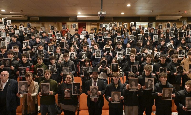Radio Jai-La clase abierta por el 31° Aniversario del Atentado a la AMIA reunió este año a más de 700 jóvenes de catorce escuelas secundarias de la ciudad de Buenos Aires y el área metropolitana. La actividad, organizada por el Vaad Hajinuj y que este año celebró su 18va edición, reunió a cientos de jóvenes de segundos años para una clase abierta en recordación de las víctimas del atentado terrorista perpetrado el 18 de julio de 1994. En su mensaje a los jóvenes Mario Sobol, secretario general de AMIA, rememoró la actividad de la institución previa al atentado y transmitió su misión en la continuidad de la memoria colectiva: “La AMIA era un edificio que generaba vida. Abría sus puertas todos los días para ayudar, acompañar, enseñar y compartir. Por eso fue elegido como blanco del terrorismo”, expresó. “Pero el odio no logró su objetivo. AMIA no desapareció. A pocas horas de la explosión, empezaron a organizarse las primeras respuestas. La comunidad se puso de pie. Se acompañó a las familias, se reconstruyó lo perdido, se reactivaron los programas sociales y educativos. Se transformó el dolor en acción. Y esa energía de reconstrucción es la que sigue viva hasta hoy”, enfatizó. “Necesitamos que ustedes se conviertan en portadores de esta memoria y de este mensaje. Hablando, preguntando, compartiendo, escuchando a quienes tienen algo para contar”, señaló Mario Sobol a los cientos de alumnos que llenaron el auditorio de Pasteur 633. Por su parte, Ariel Cohen Imach, director del Vaad Hajinuj, fue quien condujo el encuentro y agradeció la amplia participación en la actividad y la presencia de autoridades del gobierno de la ciudad de Buenos Aires. “Cada vez hay más interés por conectarse a lo que sucedió acá, por reflexionar, por aprender”, sostuvo. En el acto estuvo presente la directora de la Dirección General de Educación de Gestión Privada de la Ciudad de Buenos Aires, Nora Lima, quien instó a los jóvenes a construir la memoria colectiva y una sociedad más justa: “El 18 de julio se atentó contra el derecho a la vida, a la diversidad, a pensar distinto. Ahí es donde ustedes, con su juventud que va abriendo caminos, pueden aportar a la construcción de una humanidad compartida”, remarcó. De la Clase Abierta participaron las escuelas Martín Buber, Scholem Aleijem, alumnos de las sedes de Almagro y Belgrano de ORT, Wolfsohn Beit Mordejai, Yeshurun Torá, Tarbut, Toratenu, San Miguel, Huergo, Paideria, Escuela N°8 “Presidente Julio Argentino Roca”, Instituto Evangélico Americano y Escuela Cristiana Evangélica de Lanús. Uno de los momentos más emotivos se dio con el testimonio, en primera persona, de Jennifer Dubin, hija de Norberto Dubin, víctima fatal del atentado del 18J: “Siempre digo que el 24 de julio, después de enterrar a mi papá, ahí arrancó el atentado de mi vida”, contó Jennifer, e hizo un llamado a los jóvenes: “Nosotros hacemos muchas acciones por la memoria. No tenemos otra manera de seguir, porque el dolor crece. Pero tengamos conciencia de que ustedes son nuestro legado”, sostuvo. La actividad tuvo sus intervalos musicales a cargo de una banda conformada por alumnos de ORT que interpretaron, entre otras canciones, “Yo vengo a ofrecer mi corazón”, de Fito Páez. En el cierre del encuentro, el director del Vaad Hajinuj recordó a los jóvenes que la clase no estaría completa sin su participación activa, a través de sus opiniones, pensamientos y expresiones. Al finalizar, en el hall del edificio, los esperaba una serie de grandes pizarras-murales donde cada uno pudo dejar su mensaje, convirtiendo las paredes en un espacio colectivo de memoria y reflexión.