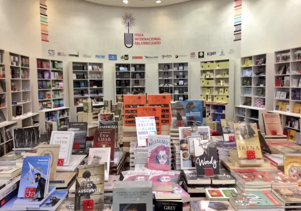 Radio Jai-"Si hoy no trabajamos en la defensa del libro judío, el día de mañana nuestros hijos y nietos no van a seguir leyéndolos" - Valeria Groisman