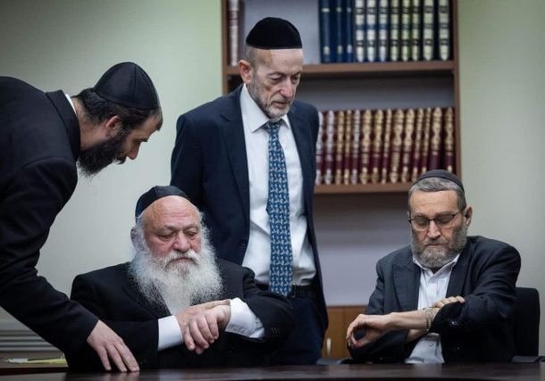 Radio Jai-Los partidos jaredíes se preparan para derrocar al gobierno de coalición de Netanyahu