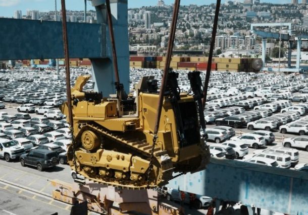 Radio Jai: Las excavadoras recibidas de Estados Unidos fueron llevadas para instalarles blindaje