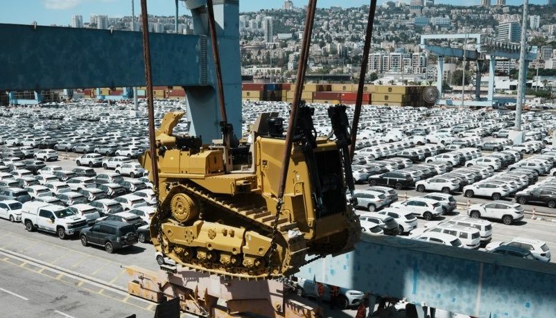 Radio Jai: Las excavadoras recibidas de Estados Unidos fueron llevadas para instalarles blindaje