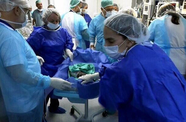 Radio Jai: El Centro Médico Ziv en Safed dice que dos grupos de trillizos fueron entregados en el hospital hoy, con menos de cinco horas de diferencia. Las dos madres, ambas residentes del norte, una de Tuba-Zangariyye y la otra de Kibbutz Mahanaim, dieron a luz cada una a un conjunto de trillizos que incluían dos niños y una niña. Los primeros trillizos fueron entregados en un procedimiento programado a las 34 semanas de gestación, y el segundo en un procedimiento de emergencia a las 26 semanas debido al inicio del parto temprano. Las operaciones requerían una compleja coordinación logística que involucraba a un equipo multidisciplinario de médicos, parteras, anestesiólogos, enfermeras, médicos neonatales y de la UCIN y enfermeras, dice el hospital. "Este día es un ejemplo brillante de la fuerza profesional y humana del Centro Médico Ziv", dice el profesor Salman Zarka, director del hospital. "Los nacimientos de trillizos siempre son emocionantes, ¿pero dos en un día?" añade Adi Afota, partera y subdirectora de la sala de partos. "Eso nunca ha pasado aquí antes".