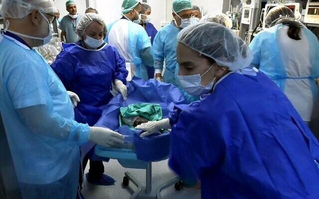 Radio Jai: El Centro Médico Ziv en Safed dice que dos grupos de trillizos fueron entregados en el hospital hoy, con menos de cinco horas de diferencia. Las dos madres, ambas residentes del norte, una de Tuba-Zangariyye y la otra de Kibbutz Mahanaim, dieron a luz cada una a un conjunto de trillizos que incluían dos niños y una niña. Los primeros trillizos fueron entregados en un procedimiento programado a las 34 semanas de gestación, y el segundo en un procedimiento de emergencia a las 26 semanas debido al inicio del parto temprano. Las operaciones requerían una compleja coordinación logística que involucraba a un equipo multidisciplinario de médicos, parteras, anestesiólogos, enfermeras, médicos neonatales y de la UCIN y enfermeras, dice el hospital. "Este día es un ejemplo brillante de la fuerza profesional y humana del Centro Médico Ziv", dice el profesor Salman Zarka, director del hospital. "Los nacimientos de trillizos siempre son emocionantes, ¿pero dos en un día?" añade Adi Afota, partera y subdirectora de la sala de partos. "Eso nunca ha pasado aquí antes".