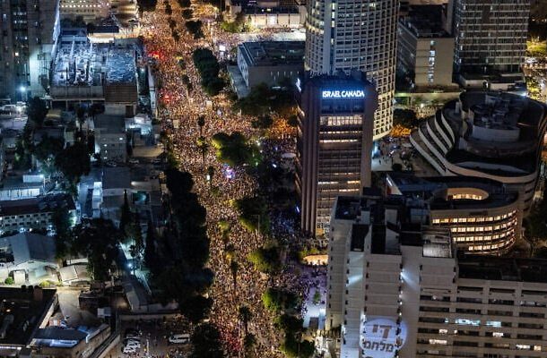 Radio Jai:Más de 400.000 personas se reunieron en la Plaza de los Rehenes en Tel Aviv, exigiendo su liberación