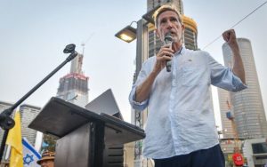 Radio Jai: 200 pilotos retirados y de reserva de la Fuerza Aérea se manifiestan cerca de la sede de las FDI para protestar por la guerra de Gaza
