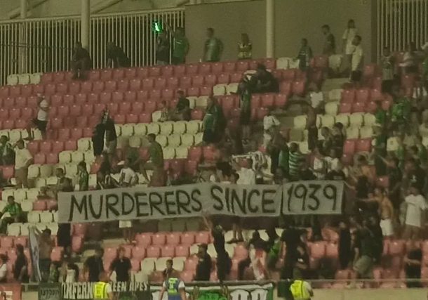 Radio Jai: Los fanáticos de Maccabi Haifa muestran la pancarta de "Asesinos desde 1939" en un partido de fútbol contra el equipo polaco