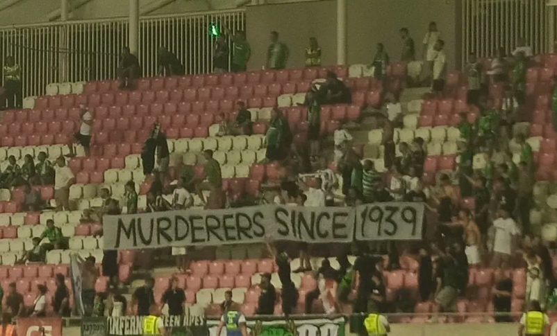 Radio Jai: Los fanáticos de Maccabi Haifa muestran la pancarta de "Asesinos desde 1939" en un partido de fútbol contra el equipo polaco