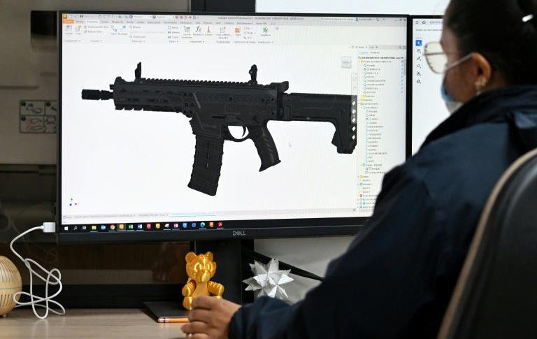 Radio Jai-Colombia fabrica su primer fusil para reemplazar las armas de Israel