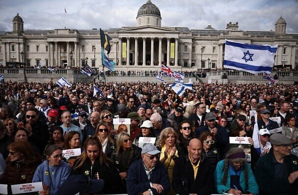 Radio Jai-Miles de judíos del Reino Unido se reúnen en Londres para conmemorar el segundo aniversario del ataque de Hamas del 7 de octubre