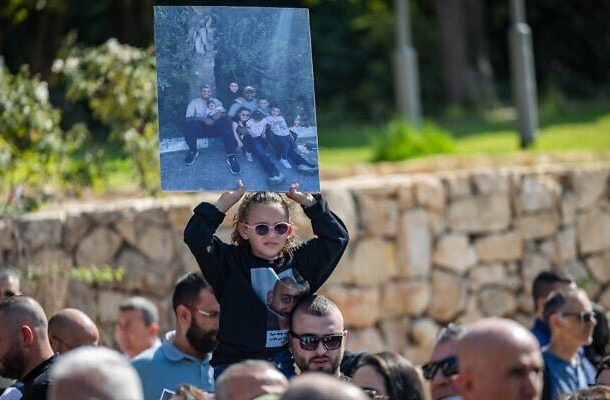 Radio Jai-Después de que 7 árabes fueron asesinados a tiros durante el fin de semana, cientos se manifestaron frente a la oficina del primer ministro