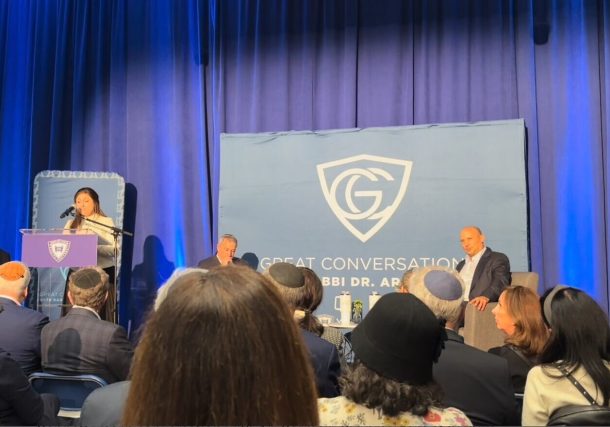 Radio Jai-"Me postulo para primer ministro", dice Bennett en un evento de Yeshiva en Nueva York