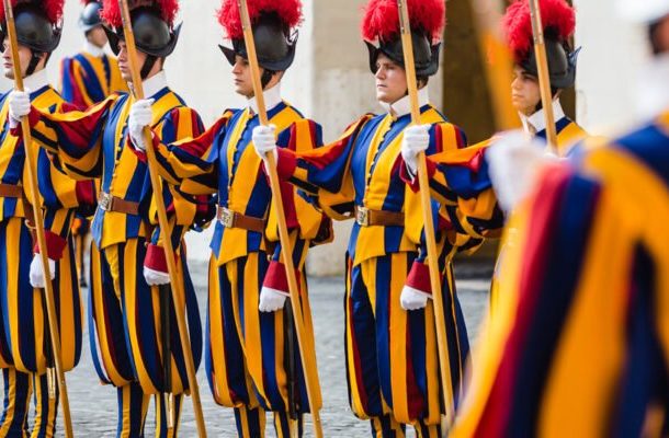 Radio Jai-El Vaticano abre una investigación sobre un miembro de la Guardia Suiza que escupió a dos mujeres judías