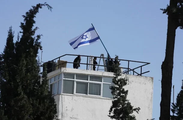 Radio Jai-La policía registra oficinas de la UNRWA en Jerusalén Este y iza la bandera israelí sobre el recinto
