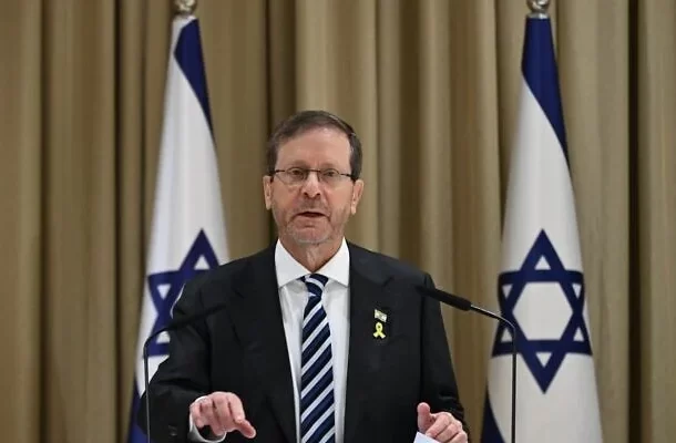 Radio Jai-La negativa del gobierno a permitir una comisión estatal de investigación ha enfadado a muchas de las familias en duelo cuyos familiares fueron asesinados el 7 de octubre o en cautiverio en Gaza, así como a muchas familias de antiguos rehenes y de los propios excautivos. En diciembre, 22 antiguos rehenes celebraron 800 días desde su secuestro con una carta a Netanyahu exigiendo que el gobierno siguiera adelante con una comisión estatal o que dimita. La carta también fue firmada por decenas de miembros de las familias de 49 rehenes, algunos de los cuales fueron asesinados en cautiverio. Herzog reconoció a estas familias en sus declaraciones del martes, diciendo que el "dolor de los ciudadanos, familias y comunidades en Israel es inmenso." "Quieren respuestas, y se las merecen", dijo. "Incluir a actores políticos como miembros de la comisión —especialmente en pleno año electoral— podría perjudicar significativamente este proceso vital y la confianza pública en él."