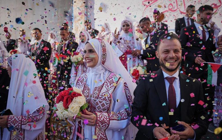 Radio Jai-Una boda masiva en Gaza celebra la nueva vida tras años de guerra y tragedia