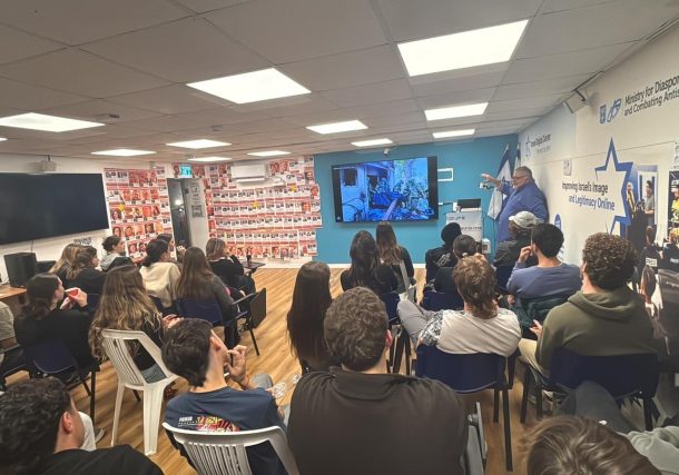 Radio Jai-Dirigentes juveniles sionistas de Latinoamérica visitan el centro digital en la ciudad de Sderot