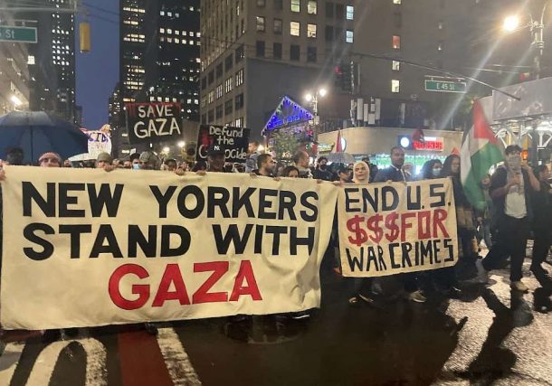 Radio Jai-Aquí apoyamos a Hamás', corean los manifestantes frente a la sinagoga de Queens
