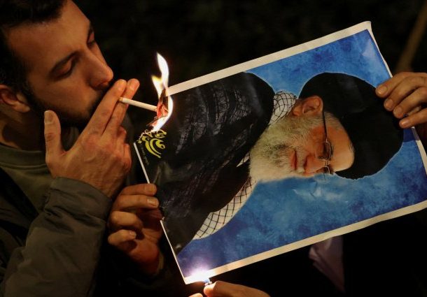 Radio Jai-China advierte contra la 'injerencia' extranjera en Irán mientras Trump reflexiona sobre su respuesta a la represión del régimen