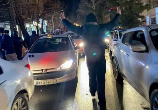Radio Jai- Iraníes realizan una protesta masiva antigubernamental en la calle principal de Teherán