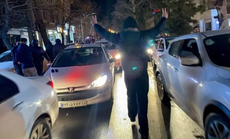 Radio Jai- Iraníes realizan una protesta masiva antigubernamental en la calle principal de Teherán