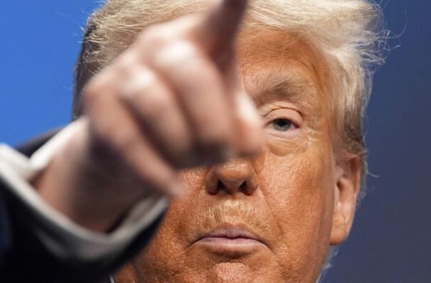 Radio Jai-Según se informa, el presidente Trump consideró seriamente una campaña aérea contra el régimen iraní tras las autoridades que dispararan a los manifestantes, con el ejército iraní amenazando con aplastar las protestas a nivel nacional. Por David Rosenberg, World Israel News El presidente Donald Trump está considerando seriamente lanzar una campaña aérea contra las fuerzas del régimen en Irán, según funcionarios estadounidenses, después de que las fuerzas de seguridad dispararan contra manifestantes en manifestaciones por todo el país durante un apagón de internet. Un informe publicado por The New York Times el sábado por la noche citó a varios funcionarios estadounidenses que dijeron que el presidente ha sido informado sobre varias nuevas opciones para ataques militares en Irán. Según el informe, Trump aún no ha tomado una decisión definitiva sobre un posible ataque, pero se dice que está considerando seriamente los ataques en respuesta a la violenta represión del gobierno iraní contra los manifestantes. Los escenarios presentados al presidente incluyen ataques limitados a objetivos militares en Irán, así como opciones para atacar sitios no militares del régimen en la capital. Trump ha amenazado repetidamente con atacar Irán en respuesta al uso de fuerza letal contra manifestantes. El sábado, el presidente recurrió a su cuenta de Truth Social para ofrecer "ayuda" estadounidense al movimiento de protesta. "Irán está mirando la LIBERTAD, quizá como nunca antes. Estados Unidos está dispuesto a ayudar!!" Un día antes, Trump advirtió que su administración está monitorizando los acontecimientos en Irán "muy, muy de cerca" y que Estados Unidos atacaría a Irán "donde duele" si el régimen reanuda "matar gente como hizo en el pasado." "He hecho una declaración muy firme de que si empiezan a matar gente como han hecho en el pasado, nos involucraremos", dijo Trump a los periodistas el viernes. El domingo, el medio anti-régimen con sede en Londres Iran International informó que al menos 2.000 manifestantes fueron tiroteados y asesinados por las fuerzas del régimen durante un periodo de 48 horas tras el inicio del apagón de internet. Testigos citados en el informe afirmaron que se habían visto grandes cantidades de cuerpos de manifestantes asesinados en hospitales y centros improvisados de todo el país. El ejército iraní señaló el sábado que se uniría a los esfuerzos del gobierno para aplastar el movimiento de protesta, emitiendo un comunicado prometiendo "salvaguardar firmemente los intereses nacionales, la infraestructura estratégica y la propiedad pública", mientras acusaba a Israel de fomentar los disturbios.