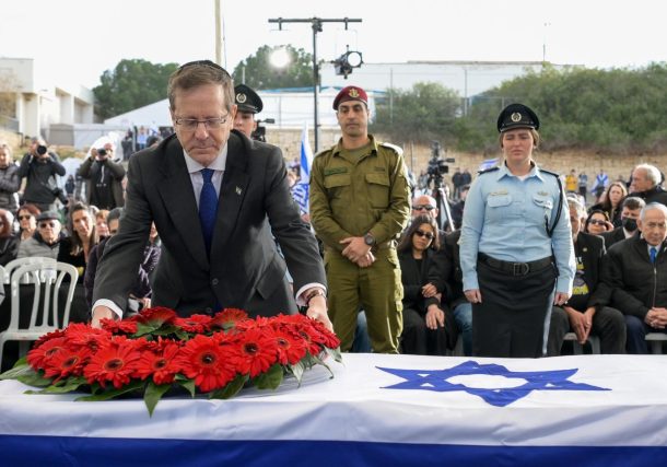 Radio Jai:Presidente Herzog: "Familia Gvili, les pido, como presidente, perdón por no haber estado allí para él... toda una nación llora con ustedes hoy"
