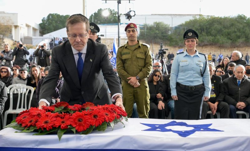 Radio Jai:Presidente Herzog: "Familia Gvili, les pido, como presidente, perdón por no haber estado allí para él... toda una nación llora con ustedes hoy"