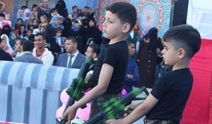 Radio Jai-Irán reduce la edad mínima para los roles militares a 12 años, lo que provoca protestas por el uso de niños soldados