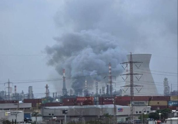 Radio Jai: Salva de misiles iraníes causan daños en la refinería de petróleo de Haifa