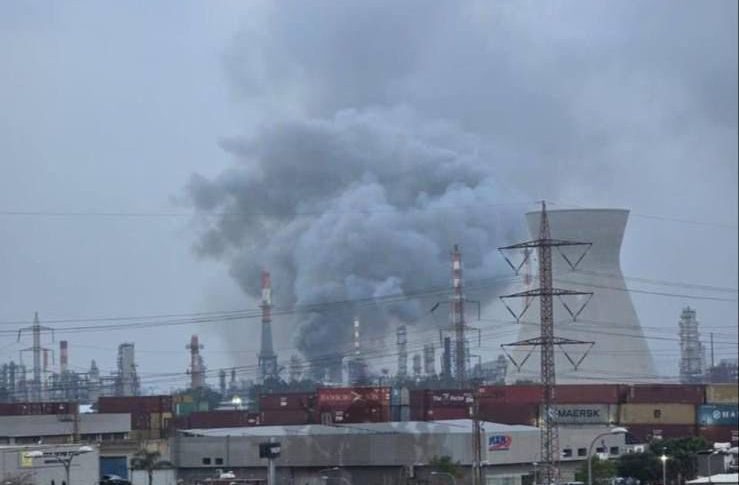 Radio Jai: Salva de misiles iraníes causan daños en la refinería de petróleo de Haifa