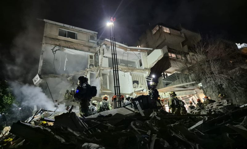 Radio Jai: Un misil balístico iraní golpeó un edificio residencial de 7 pisos