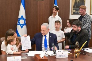 Radio Jai: El PM Netanyahu se reunió hoy con viudas y huérfanos de la Organización de Viudas y Huérfanos del FDI