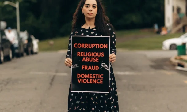 Radio Jai-La cruzada por el divorcio Parte activista, parte influente, Adina Sash hará cualquier cosa para rescatar a las mujeres ortodoxas que considera atrapadas en sus matrimonios.