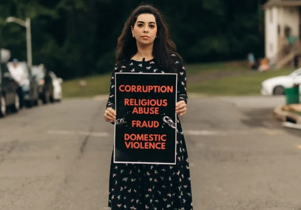 Radio Jai-La cruzada por el divorcio Parte activista, parte influente, Adina Sash hará cualquier cosa para rescatar a las mujeres ortodoxas que considera atrapadas en sus matrimonios.