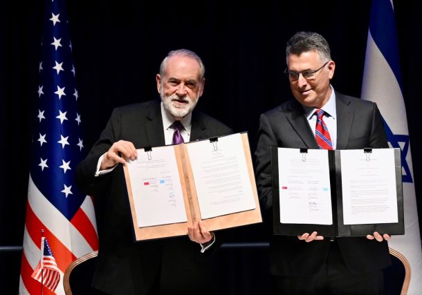 Radio Jai-La firma de la nueva embajada estadounidense y el eje contra Irán